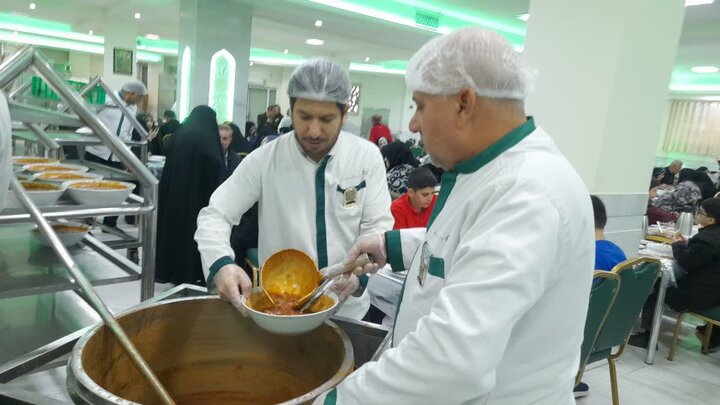 تصاویر/ صرف صبحانه طلاب مدرسه علمیه امام صادق (ع) بیجار در مهمانسرای حرم رضوی