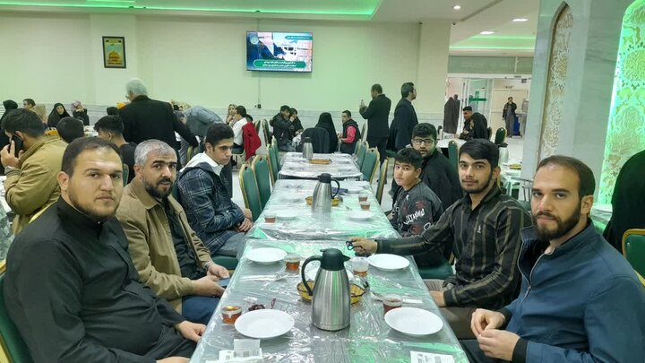 تصاویر/ صرف صبحانه طلاب مدرسه علمیه امام صادق (ع) بیجار در مهمانسرای حرم رضوی