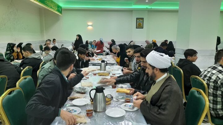 تصاویر/ صرف صبحانه طلاب مدرسه علمیه امام صادق (ع) بیجار در مهمانسرای حرم رضوی