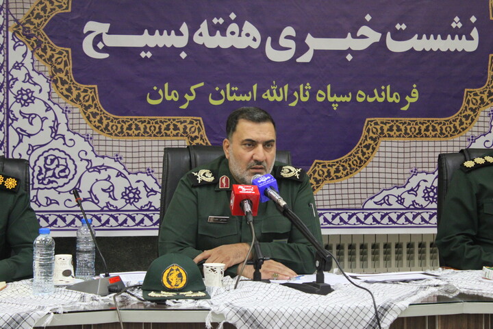 تصاویر/ نشست خبری فرمانده سپاه ثارالله کرمان به مناسبت هفته بسیج