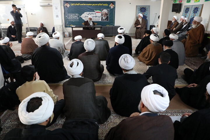 تصاویر/ نشست اساتید مدرس صاحب الزمان(عج) با حضور آیت الله شب زنده دار