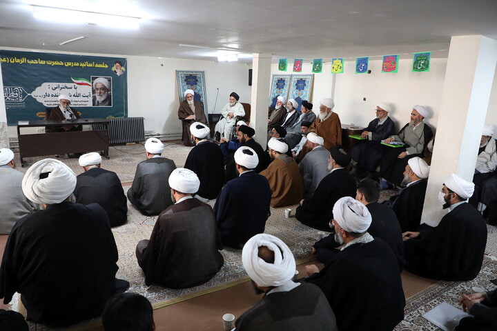تصاویر/ نشست اساتید مدرس صاحب الزمان(عج) با حضور آیت الله شب زنده دار