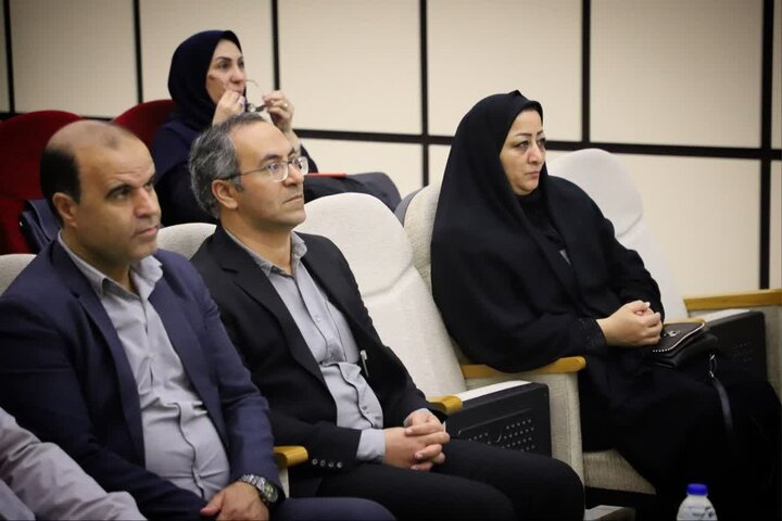 تصاویر/آیین رونمایی از کتاب "تیتر ها از تانک ها نمی ترسند" در اراک