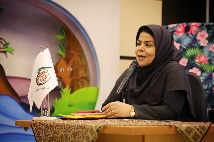 تصاویر/آیین رونمایی از کتاب "تیتر ها از تانک ها نمی ترسند" در اراک