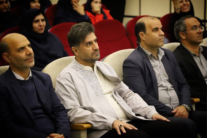 تصاویر/آیین رونمایی از کتاب "تیتر ها از تانک ها نمی ترسند" در اراک