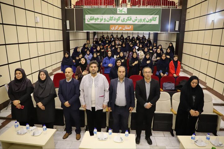 تصاویر/آیین رونمایی از کتاب "تیتر ها از تانک ها نمی ترسند" در اراک