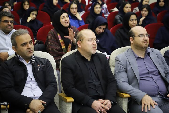 تصاویر/آیین رونمایی از کتاب "تیتر ها از تانک ها نمی ترسند" در اراک