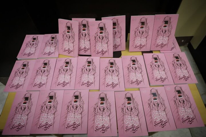 تصاویر/آیین رونمایی از کتاب "تیتر ها از تانک ها نمی ترسند" در اراک