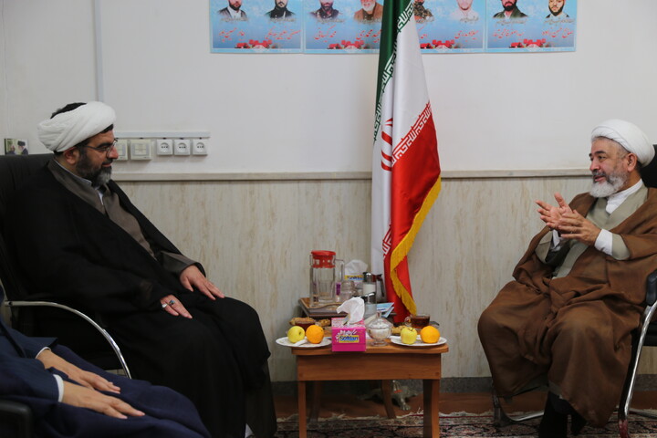 تصاویر/دیدار مدیر مدرسه علمیه حضرت بقیه الله الاعظم(عج) با مدیر حوزه علمیه خوزستان