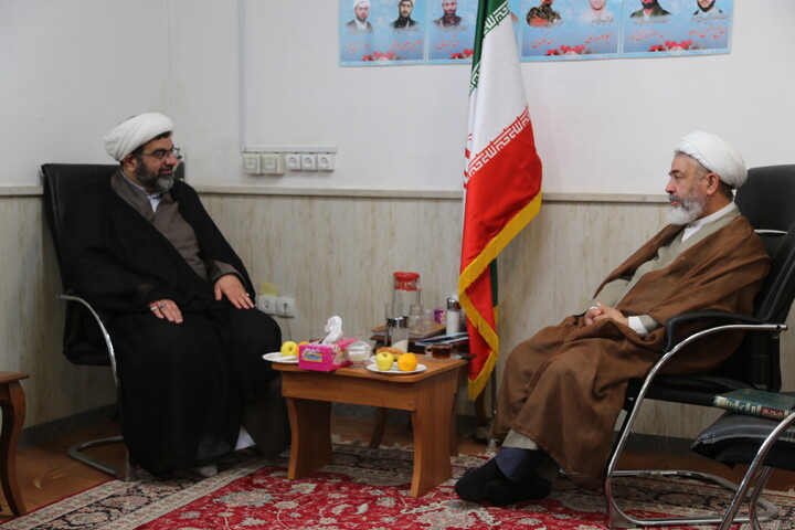 تصاویر/دیدار مدیر مدرسه علمیه حضرت بقیه الله الاعظم(عج) با مدیر حوزه علمیه خوزستان