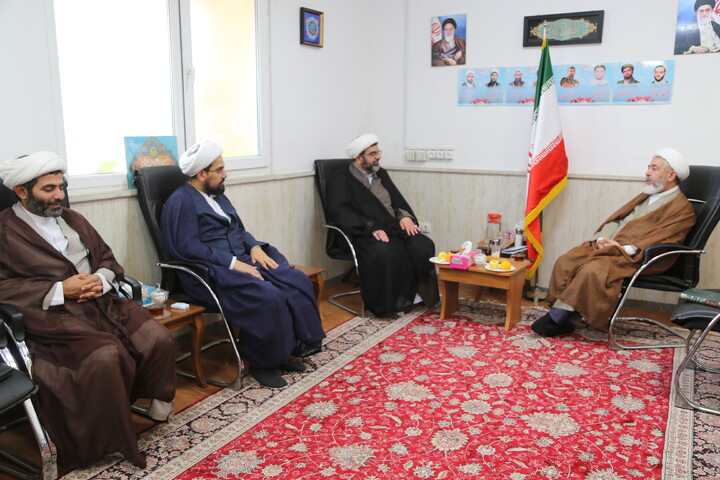 تصاویر/دیدار مدیر مدرسه علمیه حضرت بقیه الله الاعظم(عج) با مدیر حوزه علمیه خوزستان