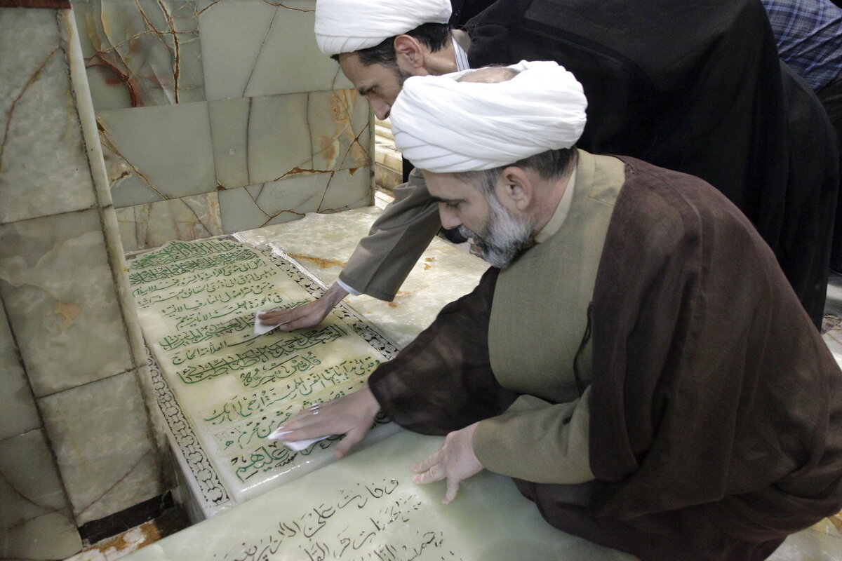 غبارروبی مزار علامه طباطبایی توسط خادمان حرم بانوی کرامت + تصاویر