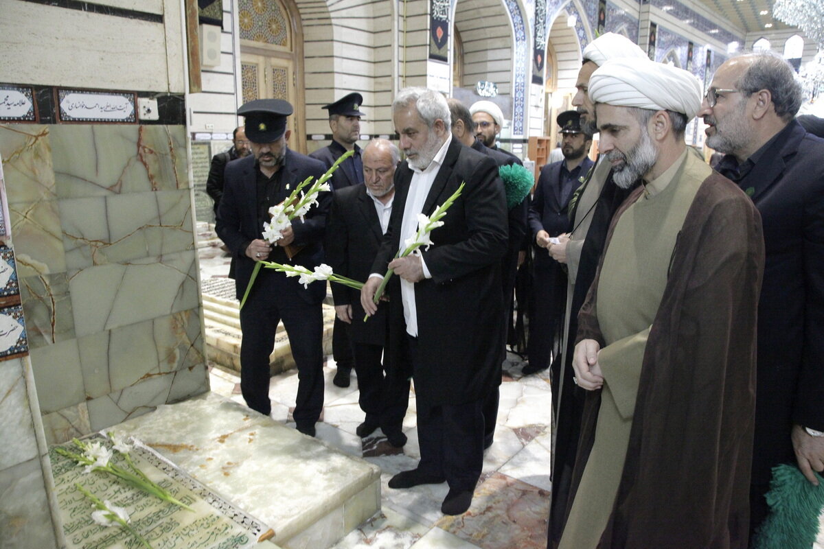 غبارروبی مزار علامه طباطبایی توسط خادمان حرم بانوی کرامت + تصاویر