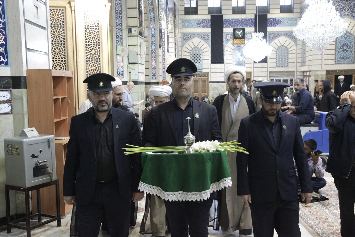 غبارروبی مزار علامه طباطبایی توسط خادمان حرم بانوی کرامت + تصاویر