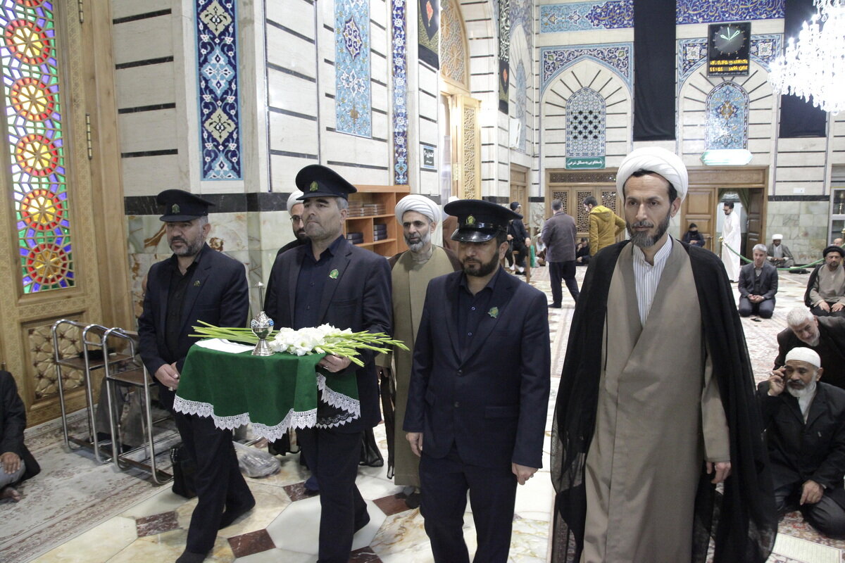 غبارروبی مزار علامه طباطبایی توسط خادمان حرم بانوی کرامت + تصاویر