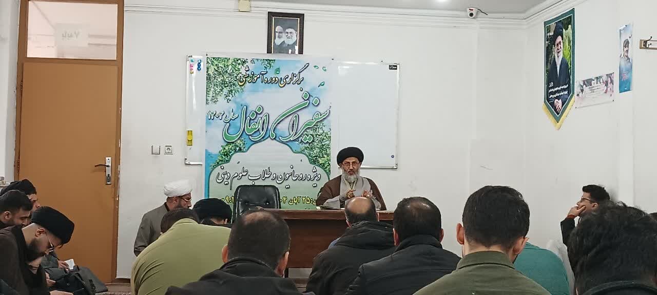 جلسه «سفیران انفال» در مدرسه علمیه نائب‌الصدر رشت برگزار شد