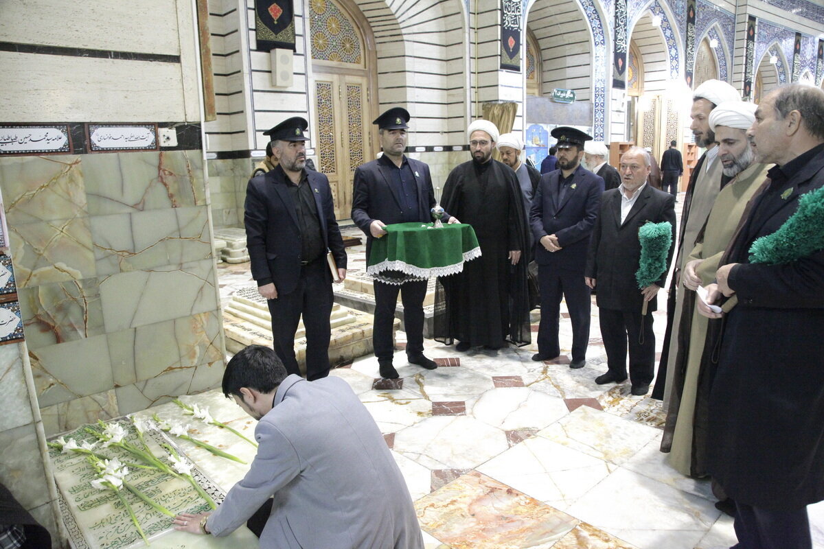 Allâme Tabâtabâî’nin Kabri Vefat Yıldönümünde Çiçeklerle Süs­lendi