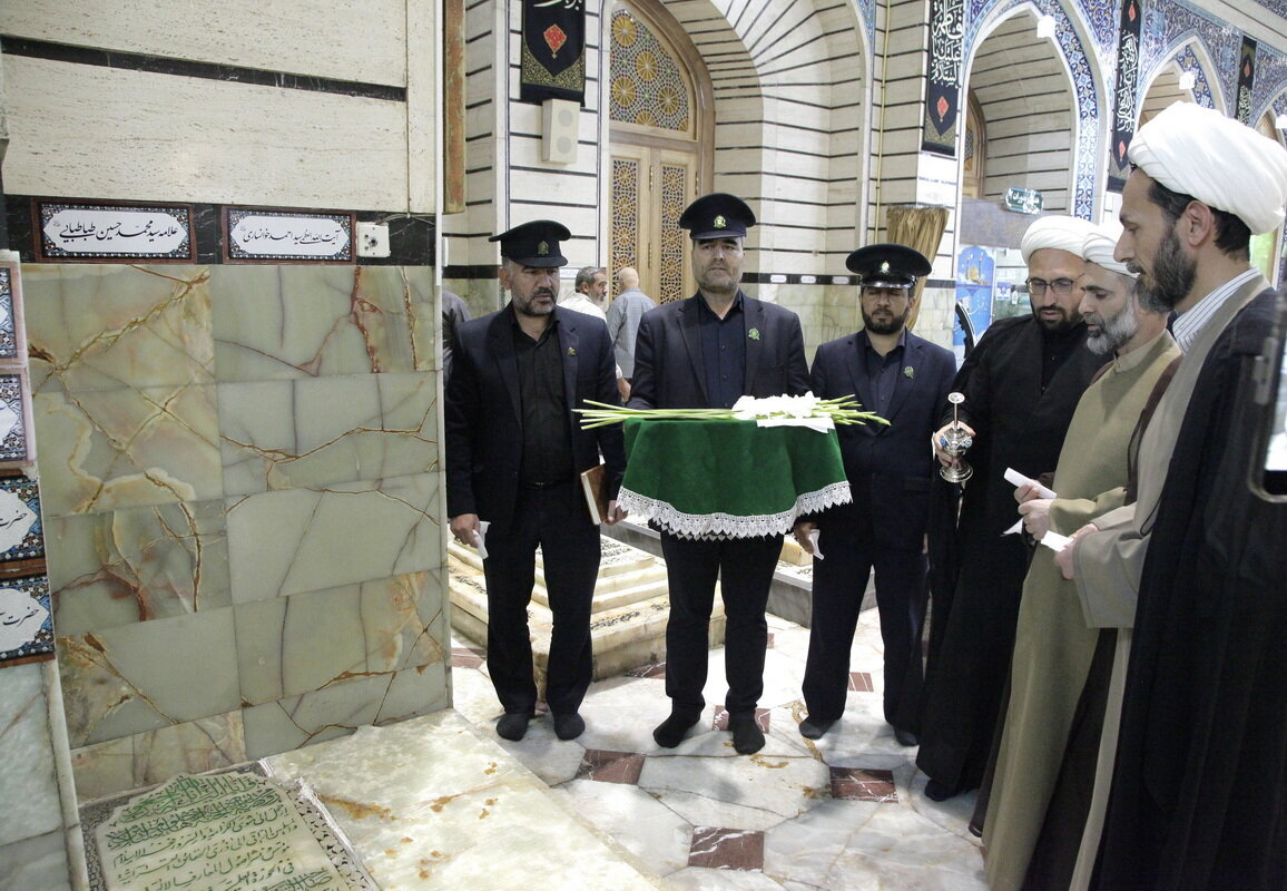 Allâme Tabâtabâî’nin Kabri Vefat Yıldönümünde Çiçeklerle Süs­lendi