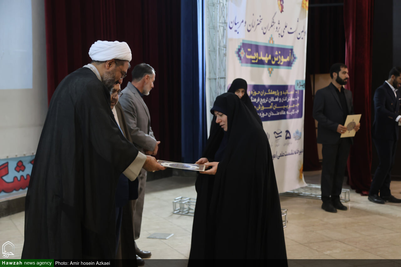 تصاویر / نشست علمی پژوهشگران، سخنرانان و مربیان آموزش مهدویت