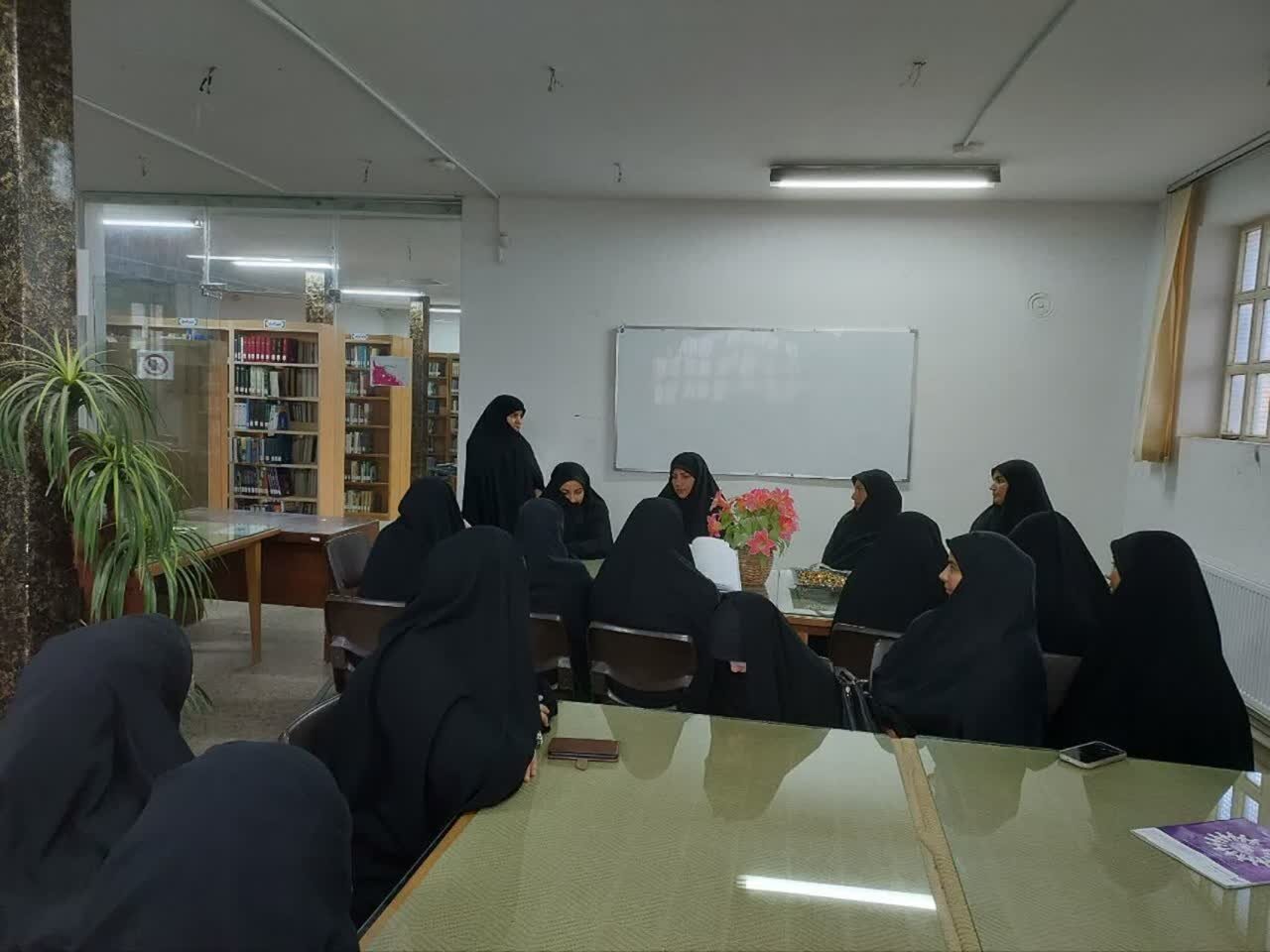 نشست پژوهشی در مدرسه علمیه خنداب با محوریت کتاب «طلوع بی‌پایان»