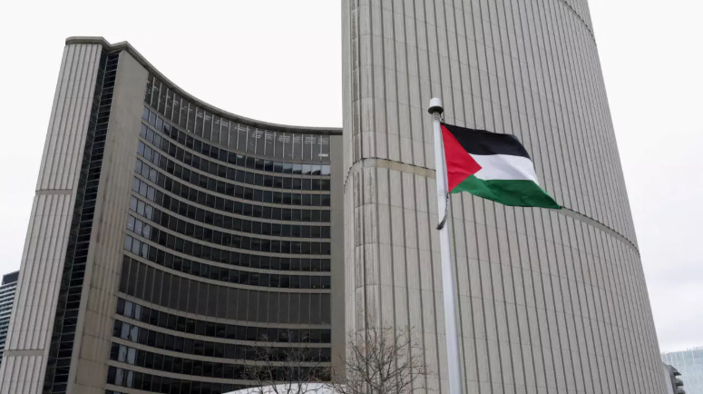 للمرة الأولى...العلم الفلسطيني يرفرف على مبنى بلدية تورونتو الكندية