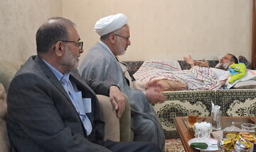 عیادت نمایندگان آیت‌الله اعرافی از استاد حوزه علمیه قم + عکس