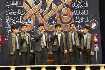 تلاوت و جمع‌خوانی قاریان نوجوان عراقی در حرم بانوی کرامت