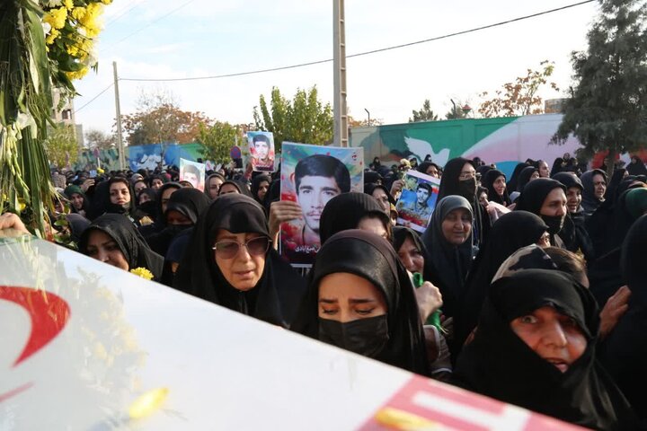 تصاویر / تشییع ۸ شهید گمنام و بازگشت پیکر شهید اکبر صفی صمغ‌آبادی پس از چهار دهه در شهرستان آبیک