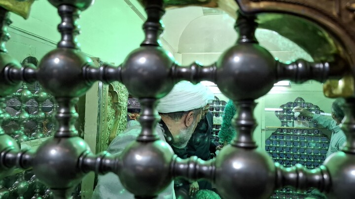 تصاویر/ آئین بازگشایی وعطر افشانی ضریح مطهر امامزادگان شهر جوپار