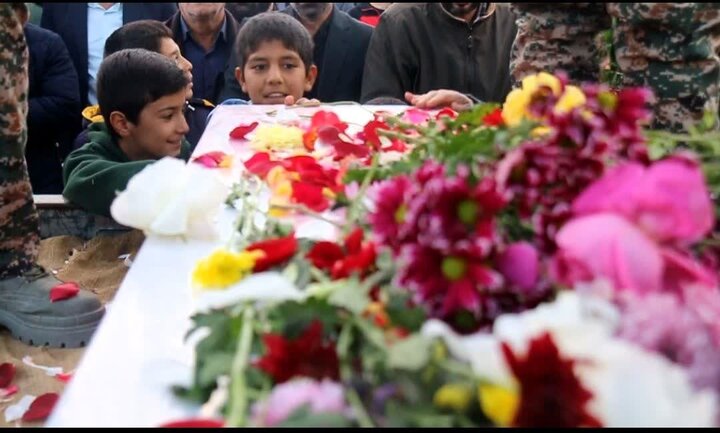 تصاویر/آیین استقبال و تشییع از شهــید گمنام بر دستان مردم فراهان