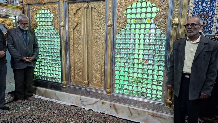 تصاویر/ آئین بازگشایی وعطر افشانی ضریح مطهر امامزادگان شهر جوپار