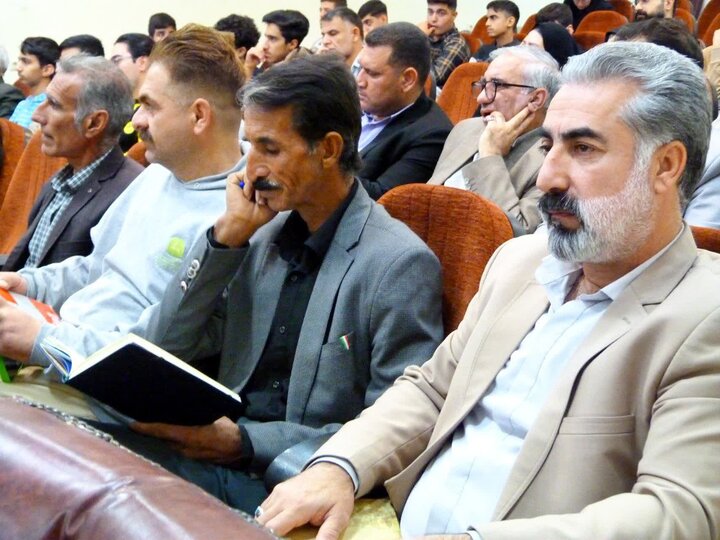 نشست رونمایی از کتاب در شهرستان آبدانان