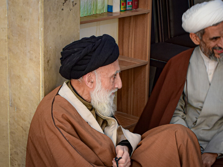 تصاویر/برگزاری مراسم نماز جماعت و سخنرانی آیت‌الله موسوی در مدرسه امام حسین(ع) همدان