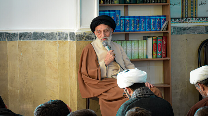 تصاویر/برگزاری مراسم نماز جماعت و سخنرانی آیت‌الله موسوی در مدرسه امام حسین(ع) همدان