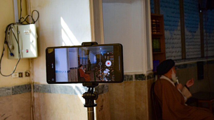 تصاویر/برگزاری مراسم نماز جماعت و سخنرانی آیت‌الله موسوی در مدرسه امام حسین(ع) همدان