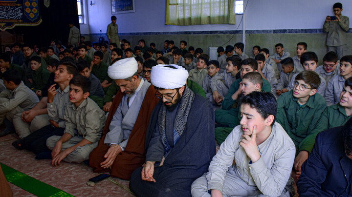 تصاویر/برگزاری مراسم نماز جماعت و سخنرانی آیت‌الله موسوی در مدرسه امام حسین(ع) همدان