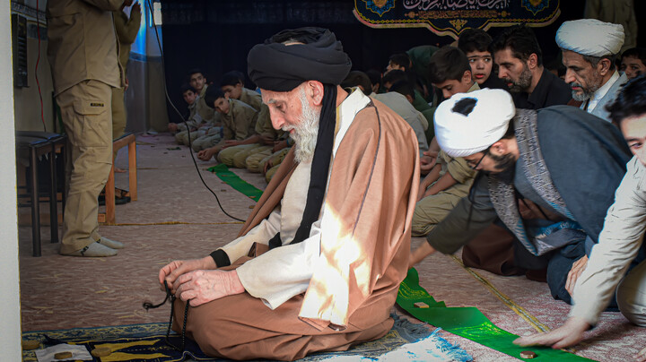 تصاویر/برگزاری مراسم نماز جماعت و سخنرانی آیت‌الله موسوی در مدرسه امام حسین(ع) همدان