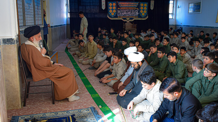 تصاویر/برگزاری مراسم نماز جماعت و سخنرانی آیت‌الله موسوی در مدرسه امام حسین(ع) همدان