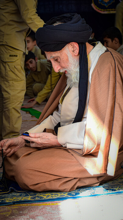 تصاویر/برگزاری مراسم نماز جماعت و سخنرانی آیت‌الله موسوی در مدرسه امام حسین(ع) همدان