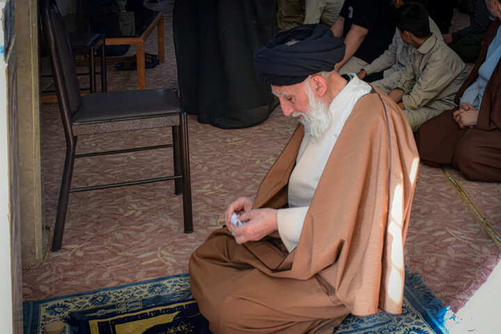 تصاویر/برگزاری مراسم نماز جماعت و سخنرانی آیت‌الله موسوی در مدرسه امام حسین(ع) همدان