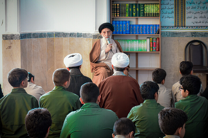 تصاویر/برگزاری مراسم نماز جماعت و سخنرانی آیت‌الله موسوی در مدرسه امام حسین(ع) همدان