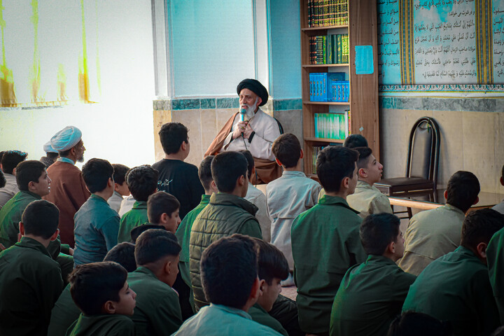 تصاویر/برگزاری مراسم نماز جماعت و سخنرانی آیت‌الله موسوی در مدرسه امام حسین(ع) همدان