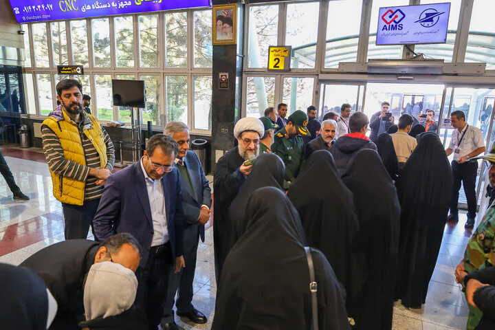 تصاویر | بدرقه خانواده های شهدای دفاع مقدس 12 روزه به مشهد مقدس در تبریز