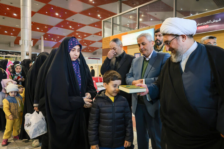 تصاویر | بدرقه خانواده های شهدای دفاع مقدس 12 روزه به مشهد مقدس در تبریز