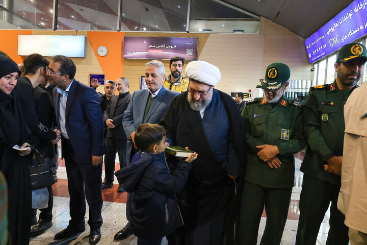 تصاویر | بدرقه خانواده های شهدای دفاع مقدس 12 روزه به مشهد مقدس در تبریز