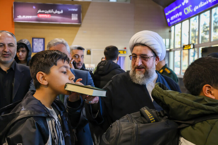 تصاویر | بدرقه خانواده های شهدای دفاع مقدس 12 روزه به مشهد مقدس در تبریز