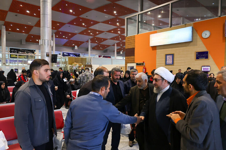 تصاویر | بدرقه خانواده های شهدای دفاع مقدس 12 روزه به مشهد مقدس در تبریز