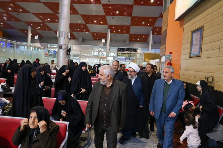 تصاویر | بدرقه خانواده های شهدای دفاع مقدس 12 روزه به مشهد مقدس در تبریز