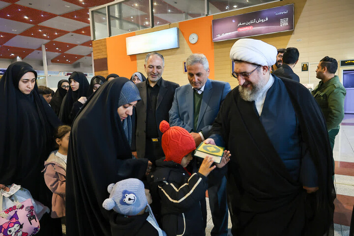 تصاویر | بدرقه خانواده های شهدای دفاع مقدس 12 روزه به مشهد مقدس در تبریز