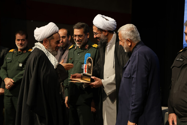 تصاویر /  آیین رونمایی از کتاب "هم سفر آتش و برف"؛ روایتی از مجاهدت‌های سردار شهید حاج سعید قهاری سعید